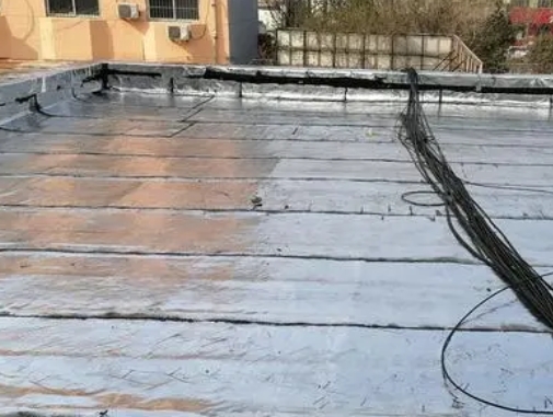 桑植卫生间漏水维修公司分享下桑植屋面楼顶防水刚性防水层施工要点。